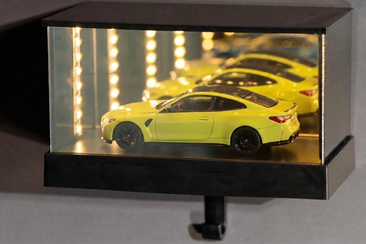 Garage miroir infini vue de trois quarts, la miniature se répète dans les miroirs