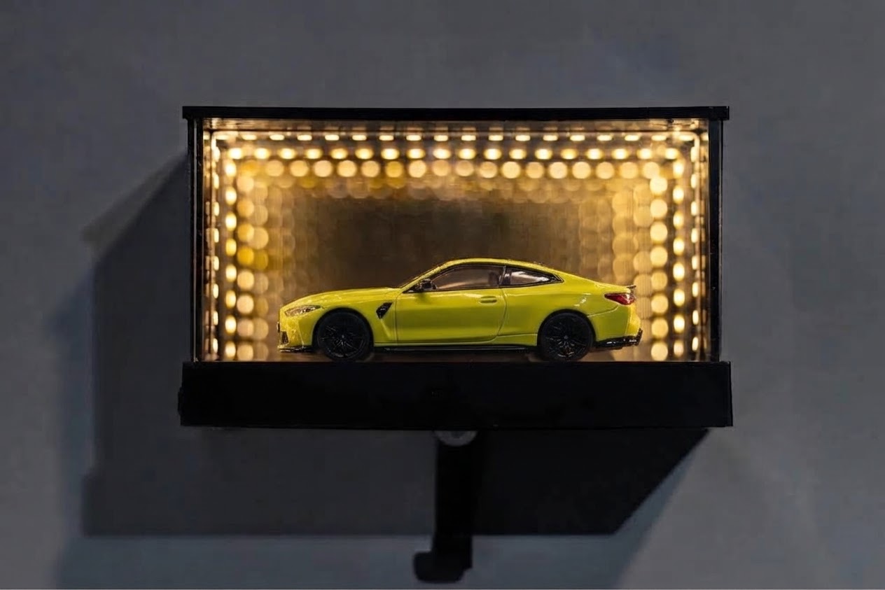 Garage miroir infini allumée au mur, miniature au bout du tunnel de LED